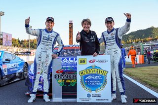 [Translate to Portuguese:] Kiyoto Fujinami (left), Team Manager Masahiko Kondo (center), and Joao Paulo de Oliveira celebrate recapturing the GT300 series championship