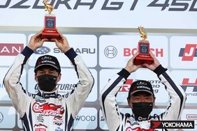 [Translate to Portuguese:] Winning drivers Nobuteru Taniguchi (L) & Tatsuya Kataoka (R)