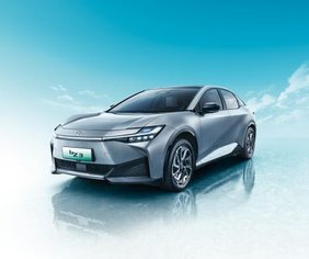 Die neue bZ3 *Das obige Foto wird mit Genehmigung von FAW Toyota Motor Co. verwendet. Nachdruck oder sonstige Verwendung dieses Bildes ohne vorherige Genehmigung von FAW Toyota Motor Co., Ltd. ist strengstens untersagt. 