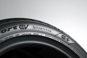 “SILENTFOAM” and “E+” on an ADVAN Sport EV’s sidewall 