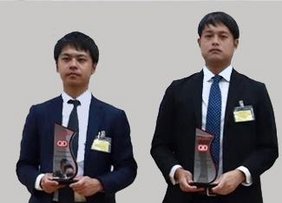Az YTST és az YRTC munkatársai a díjjal járó trófeákkal