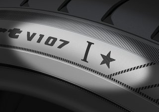 ★-Zeichen (Stern) als Zeichen für die Zulassung der technischen Fähigkeiten, der Qualität und der Zuverlässigkeit *Das Foto zeigt den Hochleistungsreifen in der Größe 22 Zoll für den BMW XM