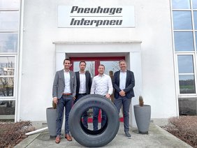 Am 20. Februar 2024 erfolgte in Lkw-Reifenlager von Interpneu in Hainichen die neue Vertragsunterzeichnung für die strategische Partnerschaft. Christoph Freudenthaler (Sales Director Yokohama Europe), Dirk Eschenburg (Head of TBR Sales Yokohama Europe), Robin Brucke (Leiter Produktgruppenmanagement Commercial Pneuhage Gruppe) und Dirk Gleinser (Produktverkaufsleiter LKW Reifen Pneuhage Gruppe). 