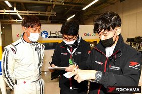 Test driver Hiroaki Ishiura (left) speaking to YOKOHAMA tyre development staff