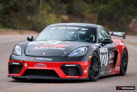 A 2020-as Porsche Cayman GT4 Clubsport nyerte a Porsche Pikes Peak Trophy by Yokohamát 