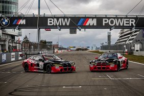 Két BMW M4 GT3 autó az ADVAN logójával és színeivel indul az idei Nürburgringi 24 órás versenyen.