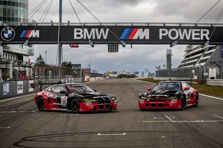 Zwei BMW M4 GT3 mit dem ADVAN-Logo und den ADVAN-Farben werden beim diesjährigen 24-Stunden-Rennen auf dem Nürburgring antreten