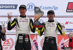 Die siegreichen Fahrer Takashi Kobayashi (L) und Syun Koide