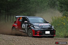 Fumio Nutahara és Shungo Azuma által vezetett ADVAN KTMS GR YARIS 2021-ben